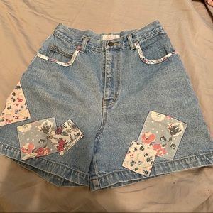 High-Waisted Levi Jean Shorts (Mom)